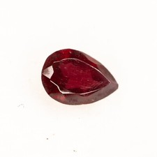 Pierre précieuse rubis naturel deep red de 0.31 carats coupe poire