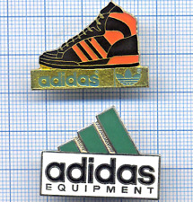 2 Pin's vintages Adidas logo Chaussures vêtements de sport dont rare BASKETS D&M