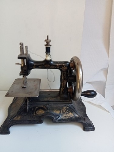 Jouet machine coudre hauteur - a,