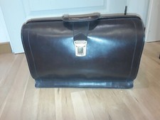 SAC de VOYAGE en CUIR FAUVE (5 compartiments dont 2 fermés fermeture eclair)