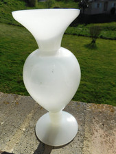 ancien vase en opaline blanche