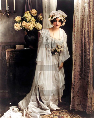 1900 young woman posed lace - 1900, in