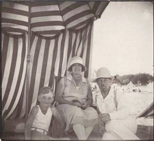 ANCIENNE PHOTOGRAPHIE 1929 A ROYAN JOLI GROUPE SUR LA PLAGE PRES D'UNE TENTE