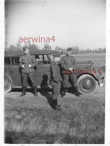 Soldat allemand devant voiture