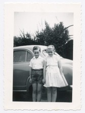 Snapshot Photo originale vintage Enfants garnement devant voiture  - SA358