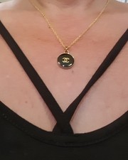 Authentique pendentif médaille doré et Noir CHANEL vintage 