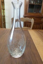 Carafe en verre avec grappe de raisin gravée, hauteur 27 cm. Poids 580 grammes