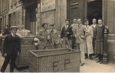Carte Photo - PARIS - Magasin Le Printemps - Hommes devant une entrée