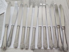 12 couteaux ,8 identiques et 4 différents couleur argenté