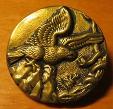 BOUTON ancien AIGLE chassant
