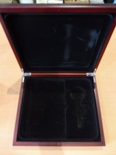 COFFRET BOIS LAQUE   29X25CM  VIDE  SANS  EMPLACEMENTS  TRES BON ETAT (4)