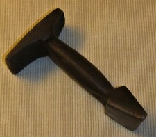 TRÈS ANCIENNE POINTE EN FER