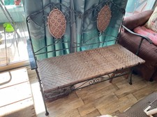 Banc de jardin en métal et rotin