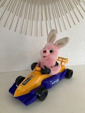 824⚜️ Peluche Publicitaire Le Lapin Rose Duracell Voiture Formule F 1 Long 40 Cm