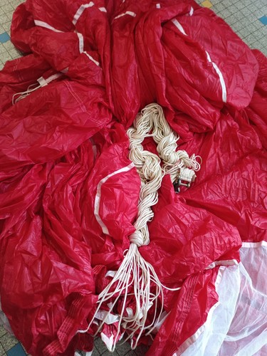 Parachute rouge vole - à,