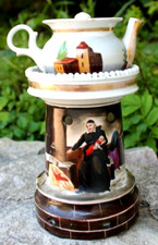 trés ancienne tisanière veilleuse  a décor animé en porcelaine