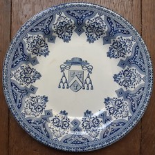 assiette creuse en faïence de Gien, rares armoiries d'évêque