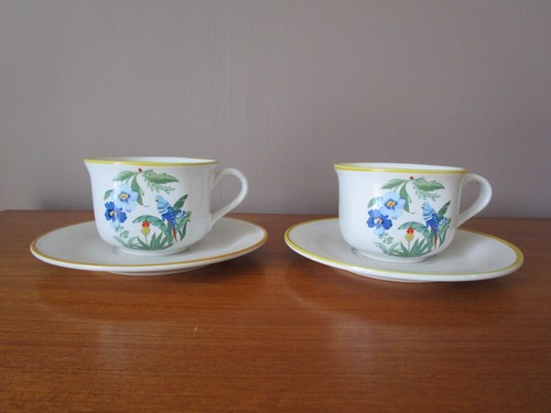Grandes tasses sous - grandes,