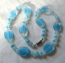 Beau Collier Perles de Verre bleu clair fermoir à vis argenté bijou vintage 3237