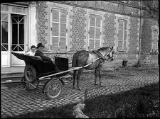 Homme & enfant carriole cheval château - Ancien négatif photo an. 1930
