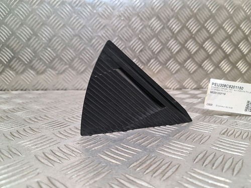 Enjoliveur triangle noir sur - triangle, "sur