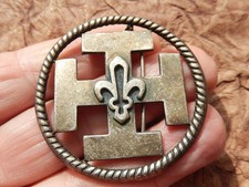 insigne  de beret  scout DE FRANCE avec epingle  LYS ET CROIX PATTEE  48 mm
