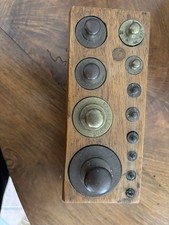 Jolie boite complète de 12 Poids en laiton