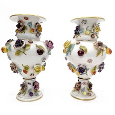 Vases aux fleurs et fruits en