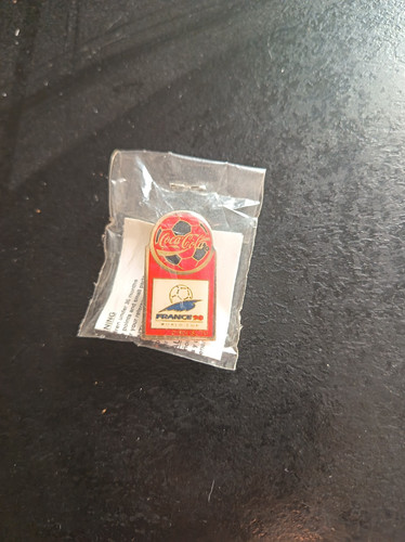Pins coca cola football - pins, coupe