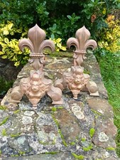 Fleur de lys et tête paire de