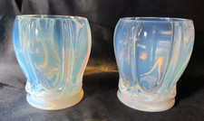 VERLYS, PAIRE DE VASES EN VERRE MOULE PRESSE OPALESCENT, MODELE " LES GODRONS "