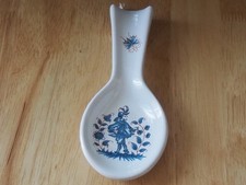 Repose cuillère au vieux Moustier personnage en habit.  cuisine Long 20 cm. TBE