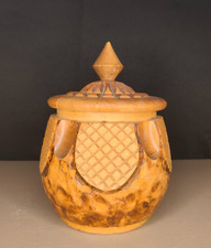 Pot en bois gravé avec