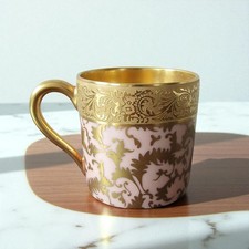 Limoges Prévot. Tasse à café en porcelaine décor de rinceaux or