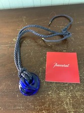 2 colliers coquillage bleu foncé en cristal de Baccarat (prix à l'unité)