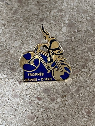 Pin trophée jeanne - pin’s,