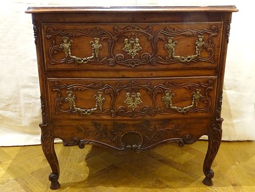 Petite commode sauteuse