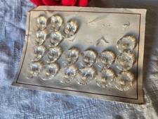 Plaque lot 18 boutons anciens en verre art deco transparent trous1,8 cm