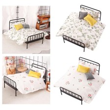 Lit de maison de poupée à