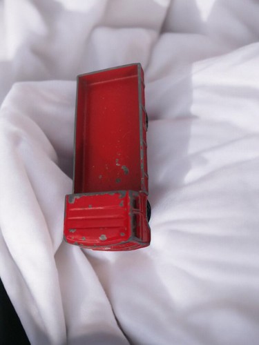 Camion miniature ancien rouge