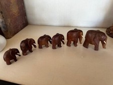 SERIE OU FAMILLE DE 6 ELEPHANTS EN BOIS AVEC LEUR DEFENSES (ORIGINE SRI LANKA)