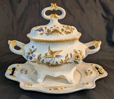 Soupière à plateau, décor Vieux Moustiers, signée Giovannis Filber, Italie 