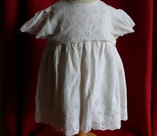 Robe ancienne de bébé en
