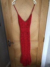 Robe en dentelle rouge dos nu