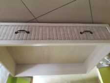 Rangement bois dessous de lit à roulette blanc avec deco rotin