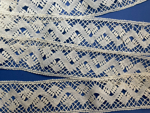 Dentelle ancienne aux fuseaux - aux,