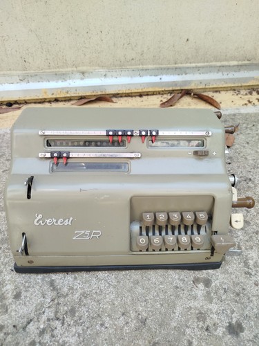 Calculatrice mécanique - calculatrice,