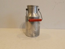Petit pot à lait en alu.