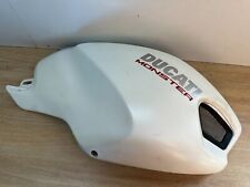 UN CAPOT COUVRE RESERVOIR DROIT CARENAGE 48032591B MOTO DUCATI 696 MONSTER 2009