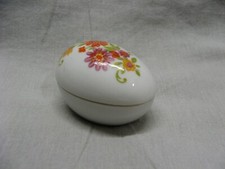 Très belle petite boite oeuf en porcelaine Baud de Limoges décor de fleurs